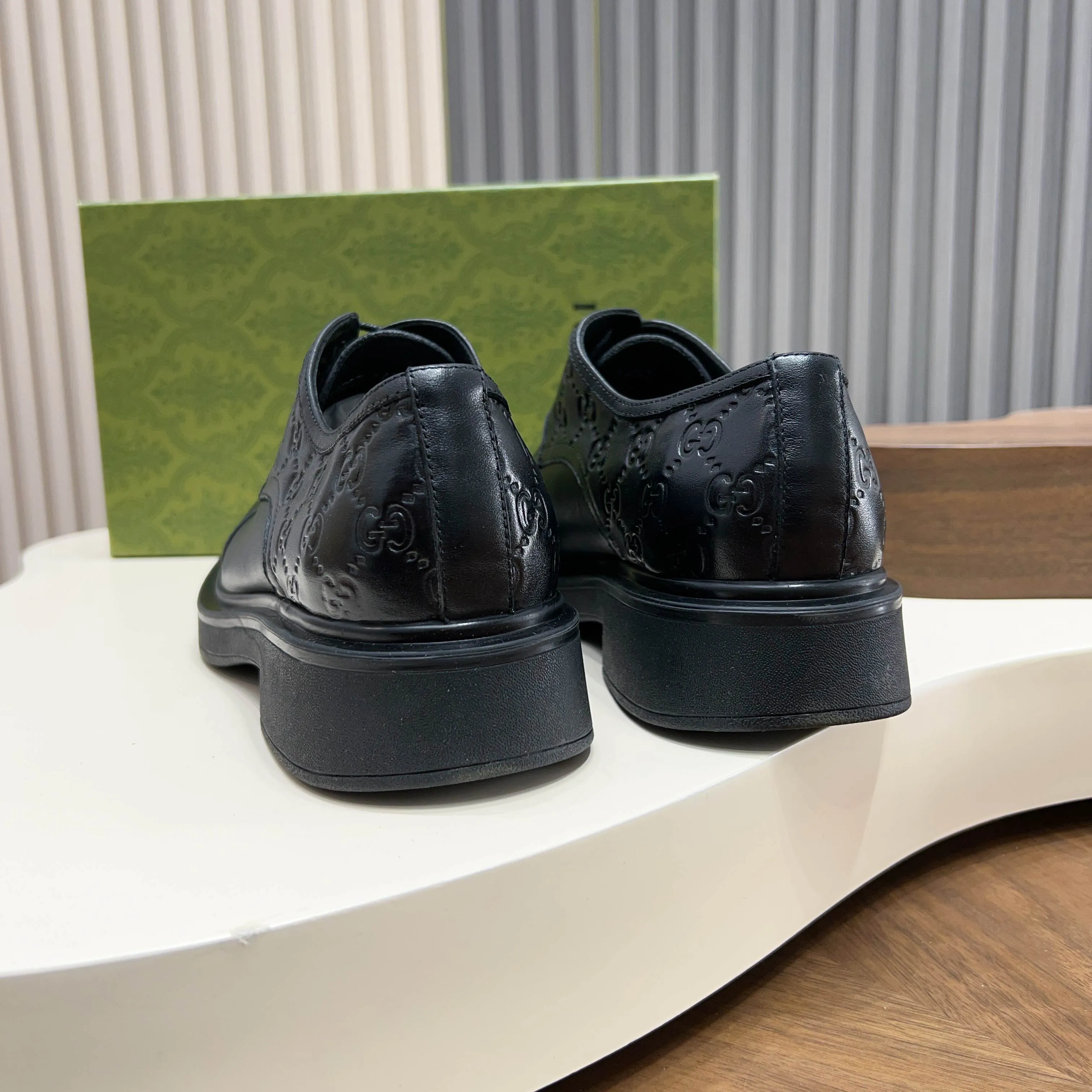 💰780 Gucci/Gucci new men’s lace-up shoes with GG details, matte cow leather derby shoes! The design of this men's lace-up shoe is rooted in the brand's heritage. Crafted from premium waxed cow leather, it is embellished with GG printed embossed suede leather details, a nod to Gucci's iconic monogram. The rubber sole decorated with GG pattern adds a touch of modern fashion to this design. Typical three-joint style design. European and American classic version, full calfskin lining. The overall upper texture is soft and the lining is comfortable and breathable. 2CM thickened soft rubber sole, easy to control. Versatile and stylish upper foot, multiple colors available to meet different matching needs, complete package! Size: 39-40-41-42-43-44 leather shoe size (38.45.46 can be customized)